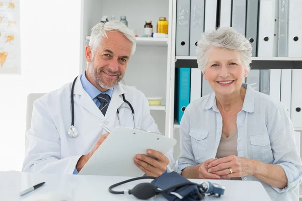 Mujer mayor paciente médico visitante — Foto de Stock