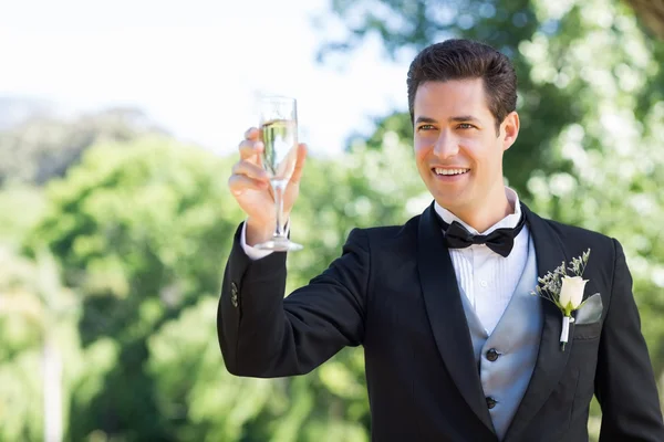 Groom toasting flûte à champagne — Photo