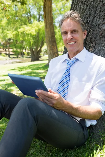 Affärsman med digital tablet i park — Stockfoto