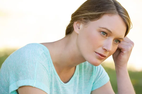 Thoughtful woman looking away in park — Stock Photo, Image