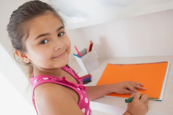 Menina desenho em papel laranja — Fotografia de Stock