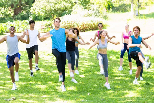 People exercising in the park — Stock Photo, Image