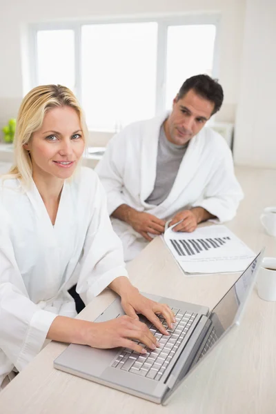 Couple with bills and laptop — Stock Photo, Image