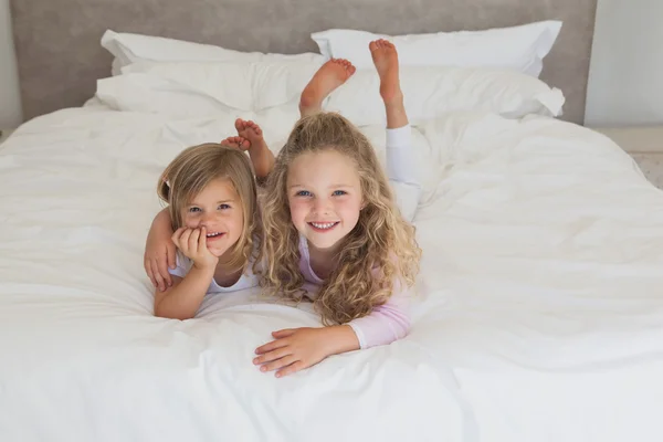 Bambini sdraiati a letto — Foto Stock