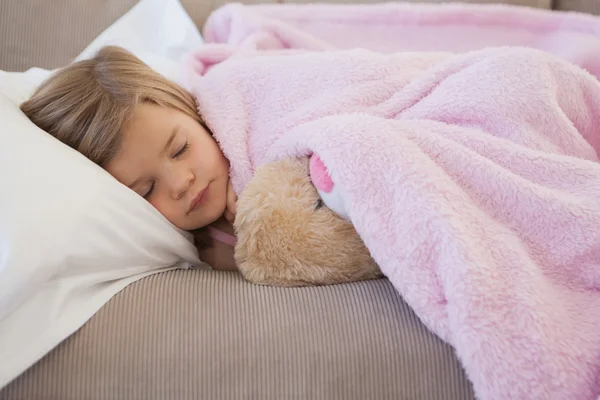 Meisje slaapt met gevulde speelgoed — Stockfoto