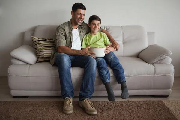 Père et fils regardant la télé — Photo