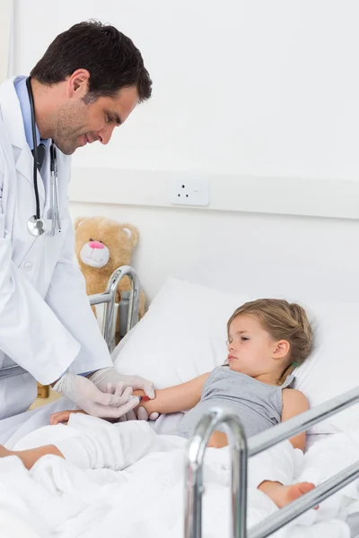 Doctor injecting ill girl — Stock Photo, Image