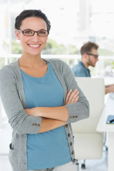 Junge hübsche Designerin lächelt in die Kamera — Stockfoto