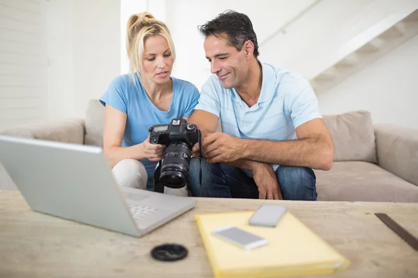 Пара с камерой и ноутбуком — стоковое фото