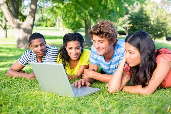 Estudantes usando laptop — Fotografia de Stock