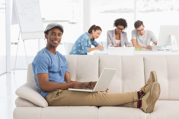 Man met laptop met collega 's — Stockfoto