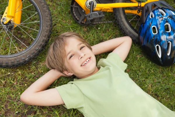 Мальчик с велосипедом в парке — стоковое фото