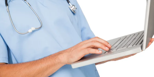 男性外科医生使用的便携式计算机 — 图库照片