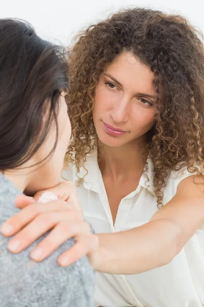 Terapista confortare il suo paziente piangendo — Foto Stock