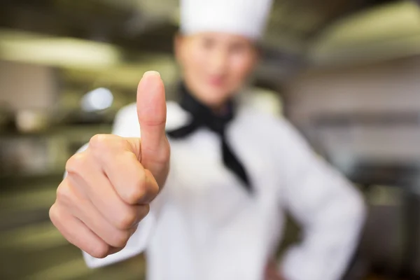 Cozinheiro desfocado gesticulando polegares para cima — Fotografia de Stock