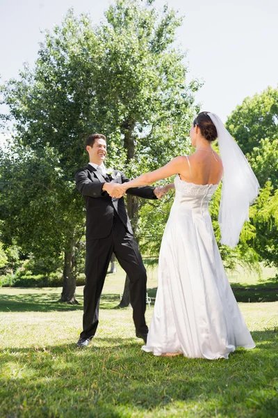 Bruid en bruidegom genieten in park — Stockfoto