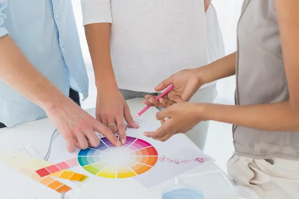 Design de interiores mostrando roda de cores para os clientes — Fotografia de Stock