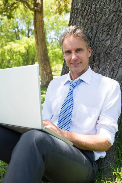 Säker affärsman med laptop — Stockfoto