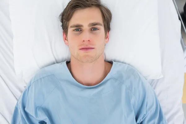 Paciente deitado na cama do hospital — Fotografia de Stock