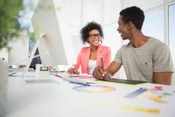 Glückliche beiläufige Foto-Redakteure mit Grafik-Tablet — Stockfoto