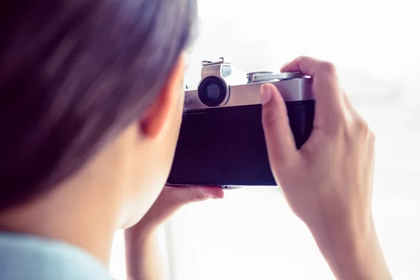 Morena tomando una foto — Foto de Stock