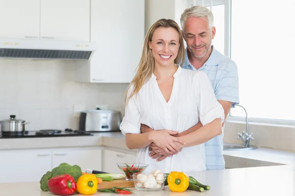 Aanhankelijk paar voorbereiding van een gezonde diner samen — Stockfoto