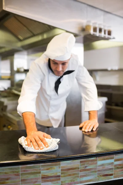 Cozinheiro limpando balcão de cozinha — Fotografia de Stock