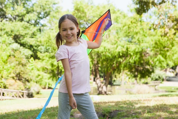 Flicka anläggning kite på park — Stock fotografie