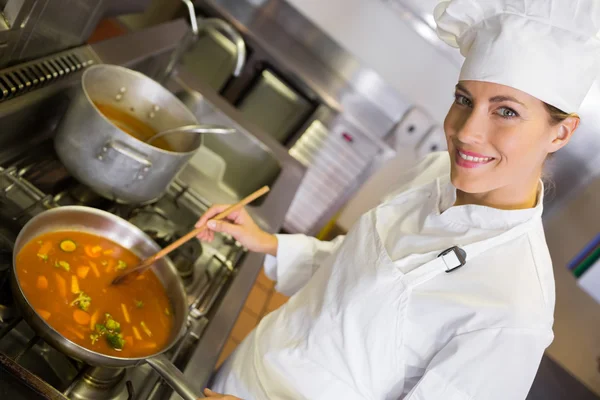 Laga förbereder mat i köket — Stockfoto