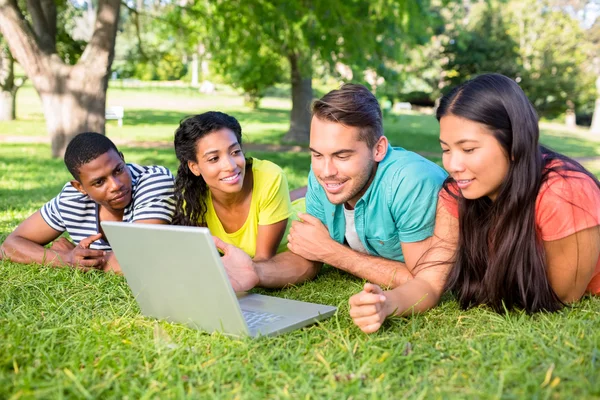 Студенты, использующие ноутбук в кампусе — стоковое фото