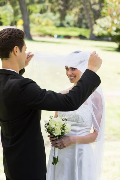 Amoroso novio levantando velo de novia —  Fotos de Stock