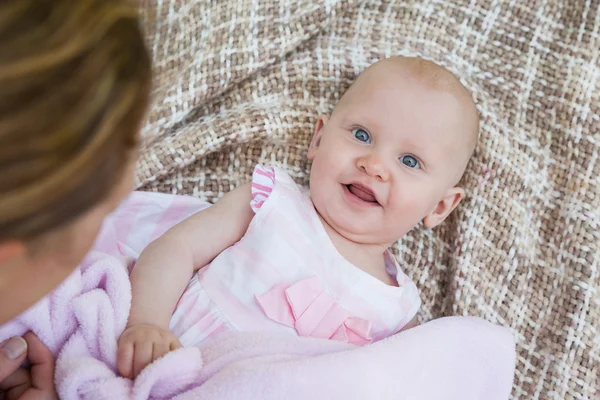 Porträt eines niedlichen Babys, das auf einer Decke liegt — Stockfoto