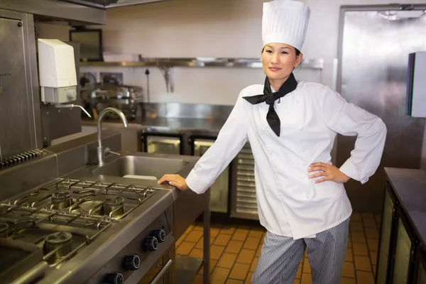 Женщина-повар на кухне — стоковое фото