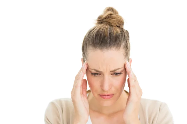 Vrouw met hoofdpijn aanraken haar tempels — Stockfoto