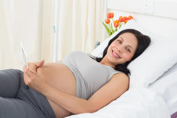 Schwangere liegt im Bett — Stockfoto