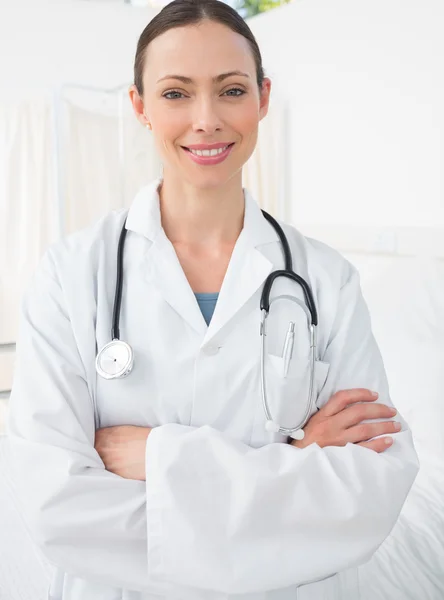 Médico con los brazos cruzados sonriendo —  Fotos de Stock