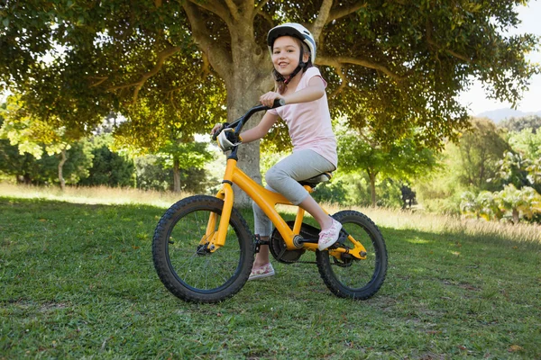 Κορίτσι ιππασία ποδήλατο στο πάρκο — Φωτογραφία Αρχείου