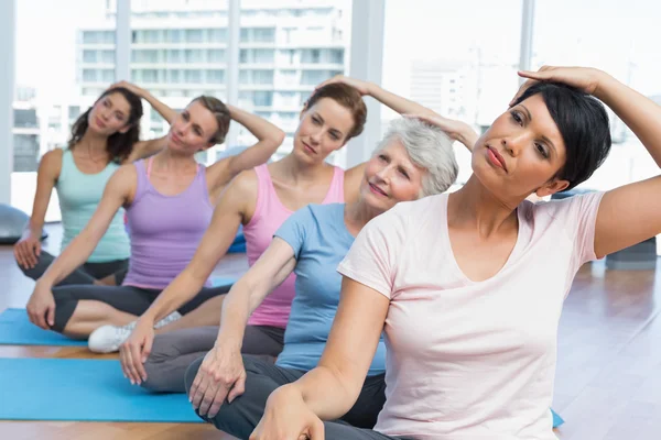 Classe alongamento pescoço em linha na aula de ioga — Fotografia de Stock