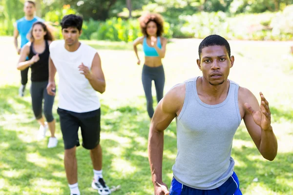 Osób prowadzących do fitness w parku — Zdjęcie stockowe