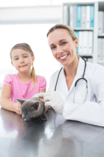 Ветеринар и девушка с котенком в клинике — стоковое фото