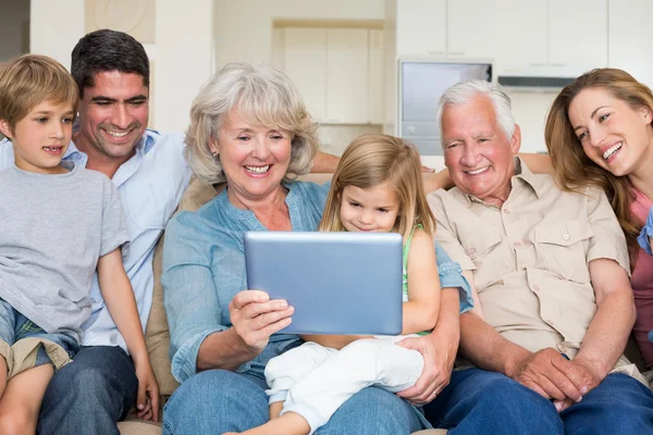 디지털 태블릿을 사용하는 가족 — 스톡 사진