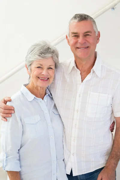 Ευτυχισμένο ζευγάρι συνταξιούχων στέκεται και να χαμογελά στη φωτογραφική μηχανή — Φωτογραφία Αρχείου