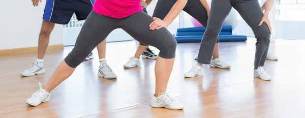 Baixa seção de pessoas fazendo exercício de fitness poder — Fotografia de Stock