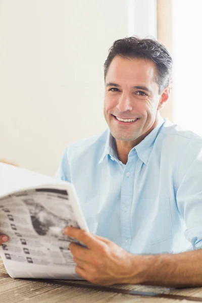 Homem com jornal na cozinha — Fotografia de Stock