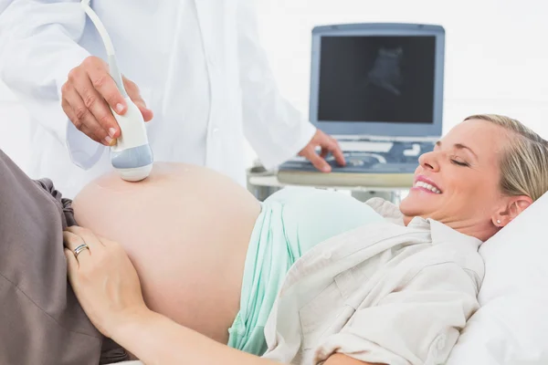 Mulher grávida fazendo uma ultra-sonografia — Fotografia de Stock