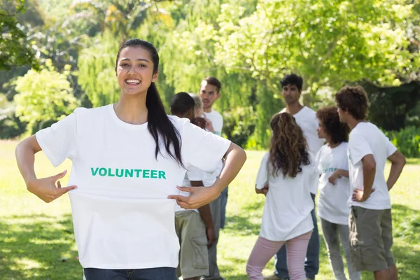 Volontario in possesso di maglietta — Foto Stock