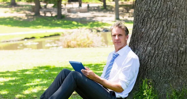 Empresário com Tablet Computador no parque — Fotografia de Stock