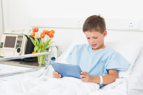 Jongen met behulp van digitale tablet in het ziekenhuis — Stockfoto