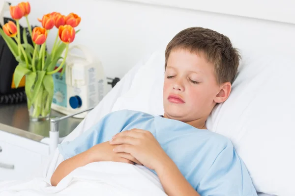 Sjuk pojke sov i sjukhussäng — Stockfoto