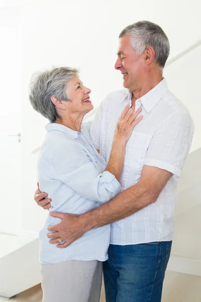 Glückliches Senioren-Paar tanzt zusammen — Stockfoto